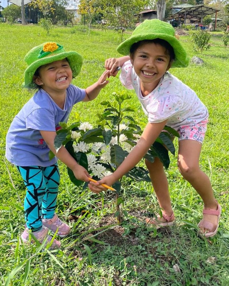 Maddy y Melany — las hijas de la Finca Mastelo, Anolaima